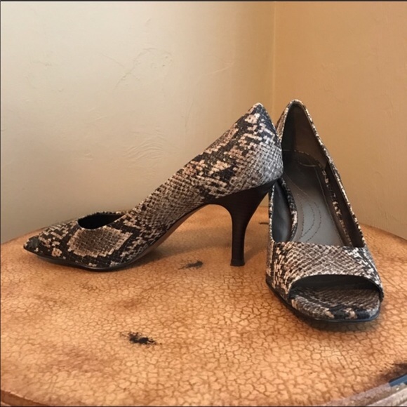 Tahari Brown/ Cream print Open Toe*size 9.5 - Picture 2 of 4